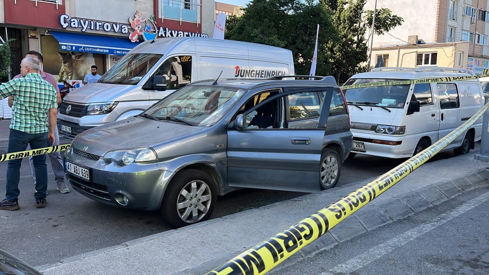 Kocaeli'de lise müdür yardımcısı otomobilinde vurularak öldürüldü