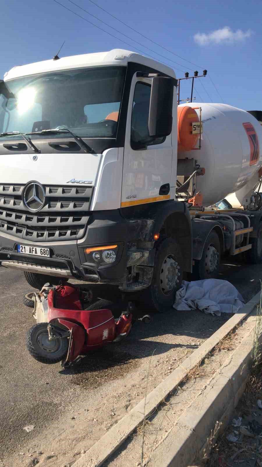Beton mikseri ile çarpışan motosikletteki 2 kişi hayatını kaybetti