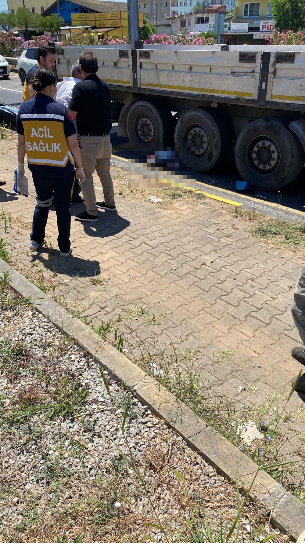 Eşinin kullandığı motosikletten düşüp yandaki TIR'ın altında kaldı