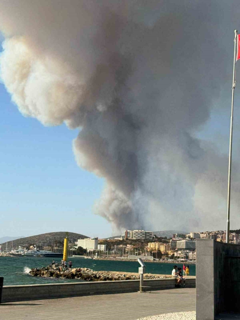 İzmir’deki orman yangını Kuşadası’nı duman bulutuna boğdu