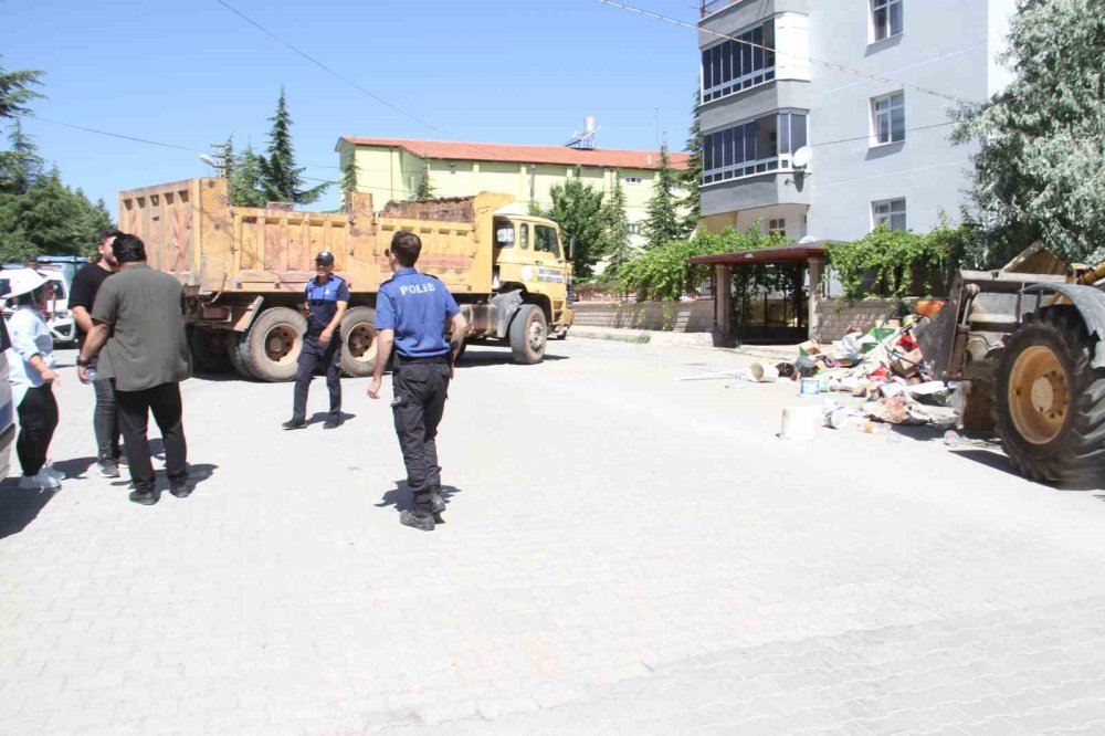 Konya'da apartmanın bahçesinden 5 kamyon ve 3 traktör dolusu çöp çıkarıldı