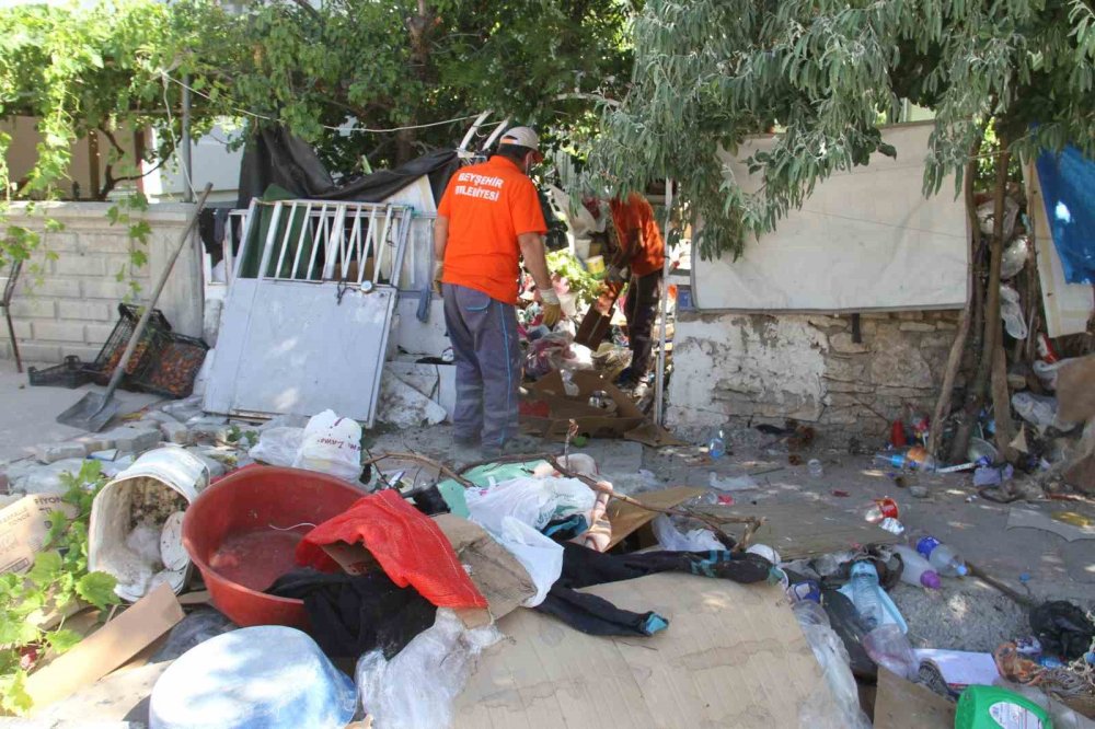 Konya'da apartmanın bahçesinden 5 kamyon ve 3 traktör dolusu çöp çıkarıldı