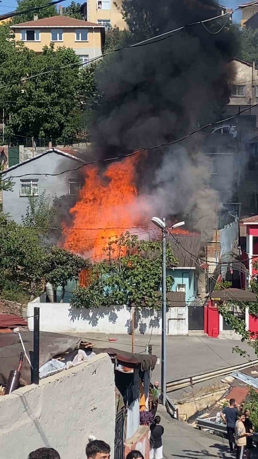 Gecekondu alev alev yandı