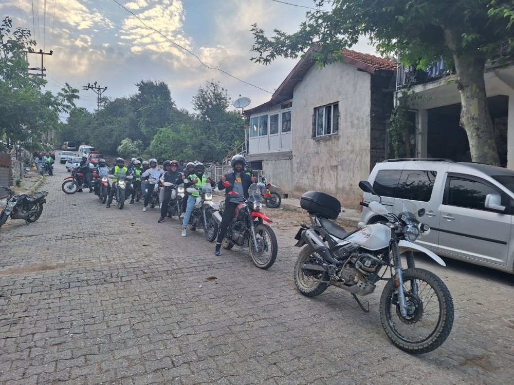 Konya'da manzaraya karşı motosiklet gezisi