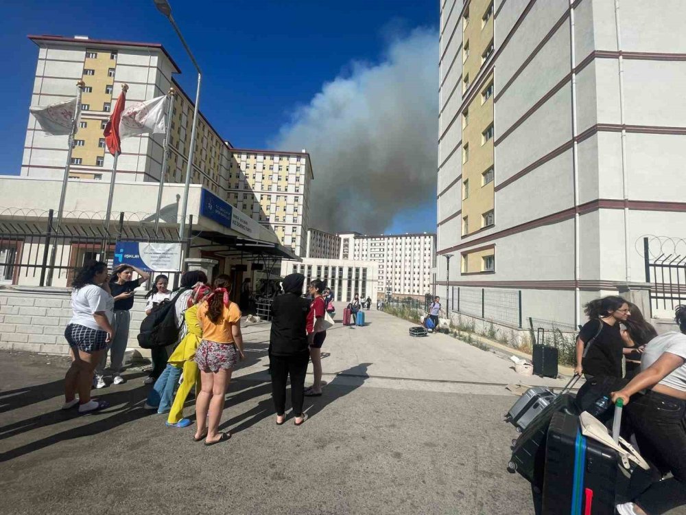 Yangın büyüdü! Üniversitedeki yurtlar boşaltılıyor