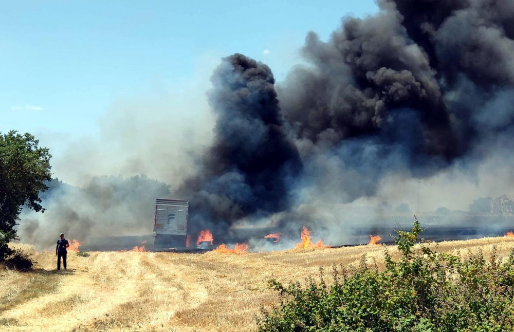 Buğday yüklü TIR alev aldı