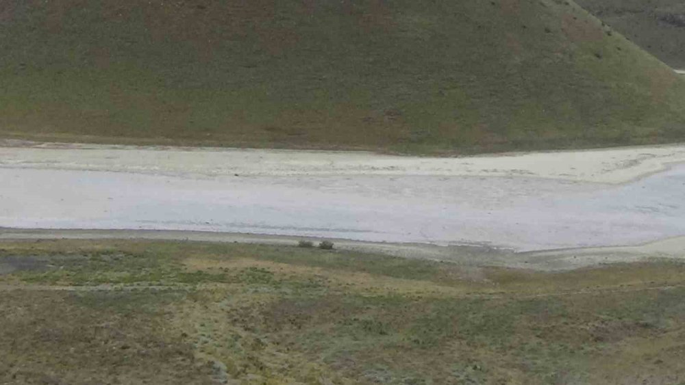 Konya'nın meşhur gölünde tek damla su kalmadı! Ziyaretçileri ise bitmiyor