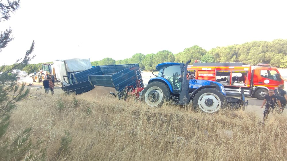 Edirne'de kamyonet, traktör römorkuna çarptı: 3 ölü, 1 yaralı