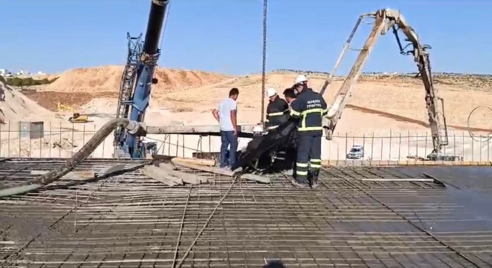 Mardin'de üzerine beton mikseri pompası devrilen işçi öldü