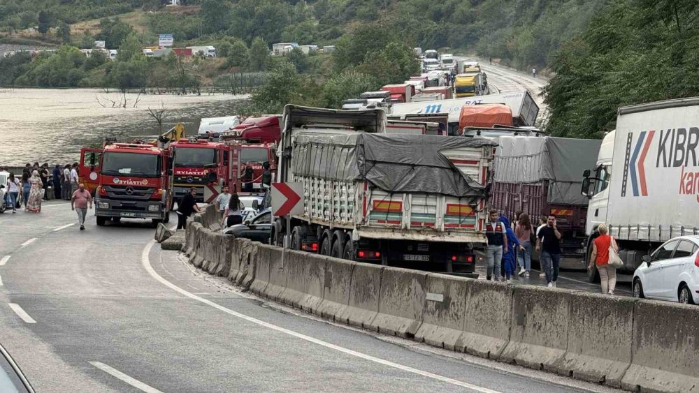 Sakarya'da zincirleme trafik kazasında 1 kişi öldü, 6 kişi yaralandı