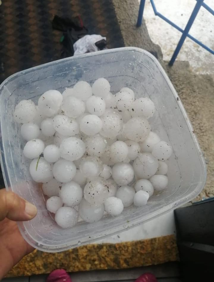 Amasya'da dolu; ev ve mahsuller zarar gördü