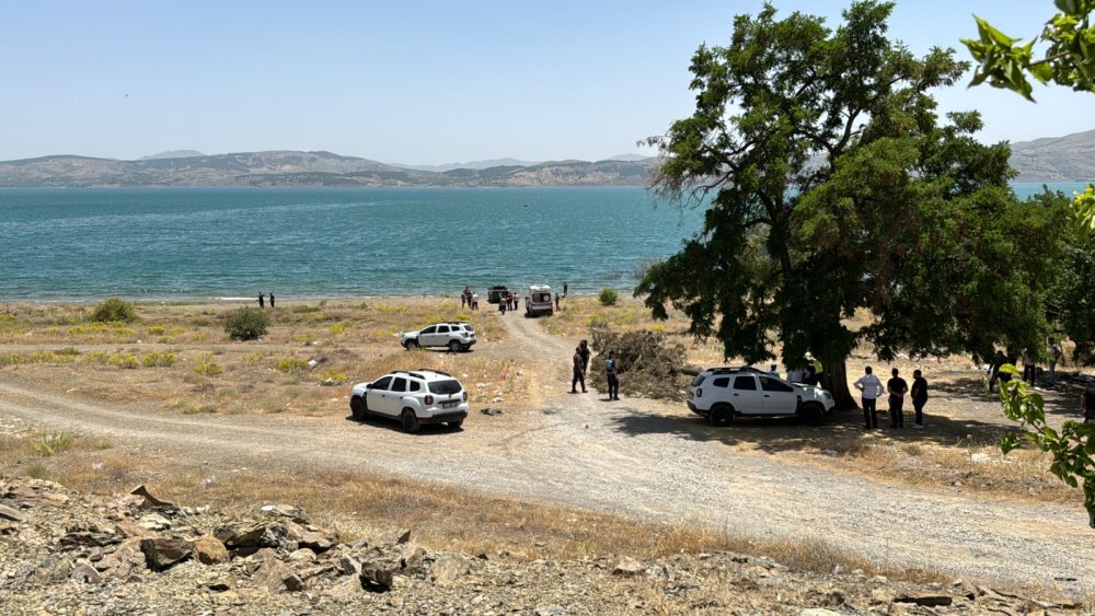 Elazığ’da, 1'i kadın 2 kişi otomobilde silahla vurulmuş olarak ölü bulundu