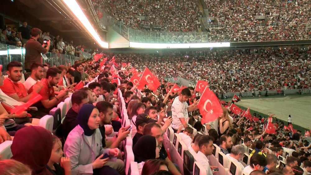 Türkiye milli maça kilitlendi; binlerce kişi maçı meydanlarda izledi