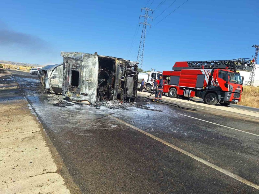 Akaryakıt yüklü tanker alev alev yandı