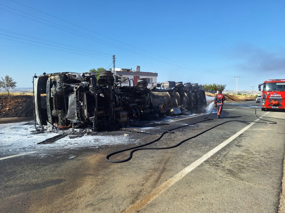 Devrilen tanker alev alev yandı