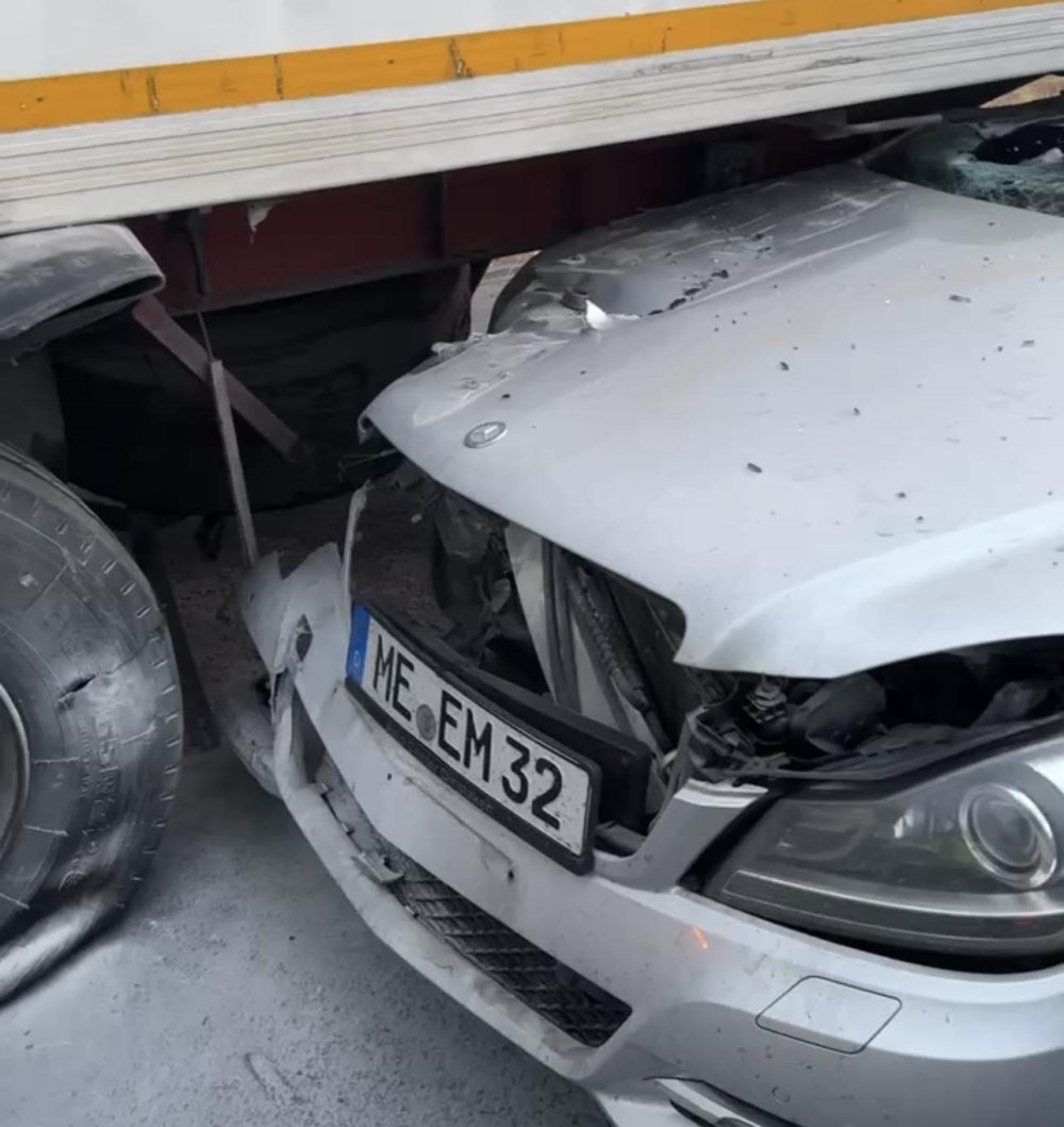 Osmaniye’de lüks otomobil tıra arkadan çarptı: 4 yaralı