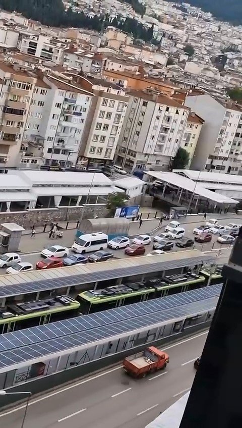 Yolu kapatıp halay çektiler, sürücüleri çileden çıkardılar