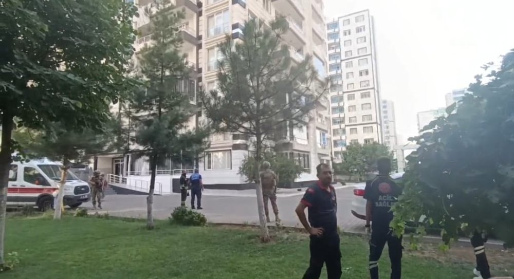 Evini yakmaya çalışıp, 5'inci kattan atlamak isteyen madde bağımlısını, polis ikna etti