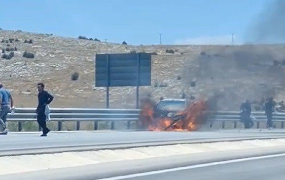 Konya’da seyir halindeki otomobil alev topuna döndü