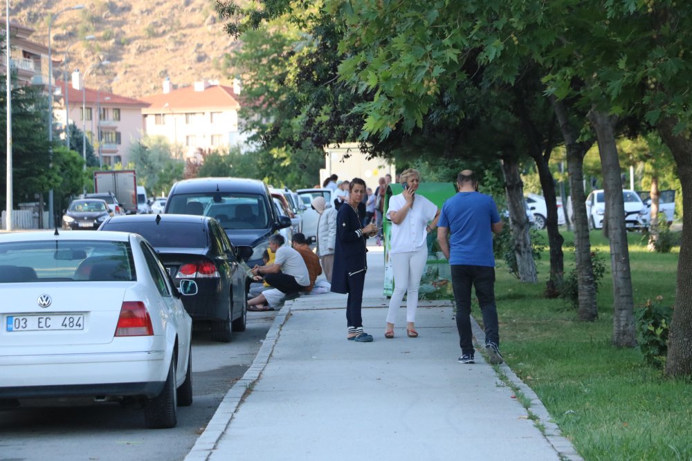 Afyonkarahisar'da 4.4 büyüklüğünde deprem; halk sokağa çıktı