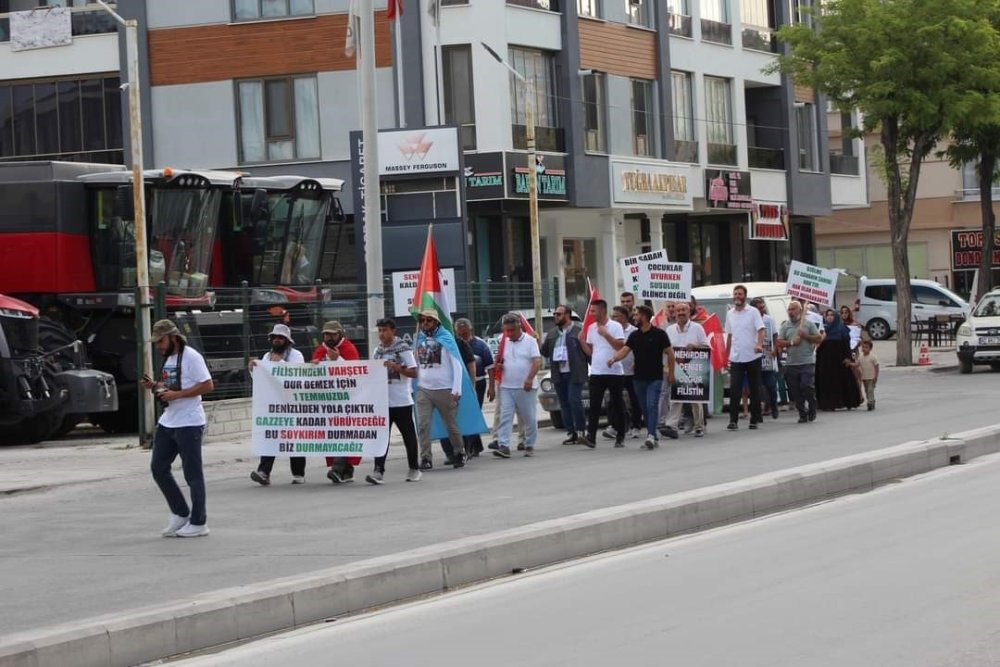 İsrail zulmüne dikkat çekiyorlar... 8 gündür yürüyen grup Konya'ya ulaştı