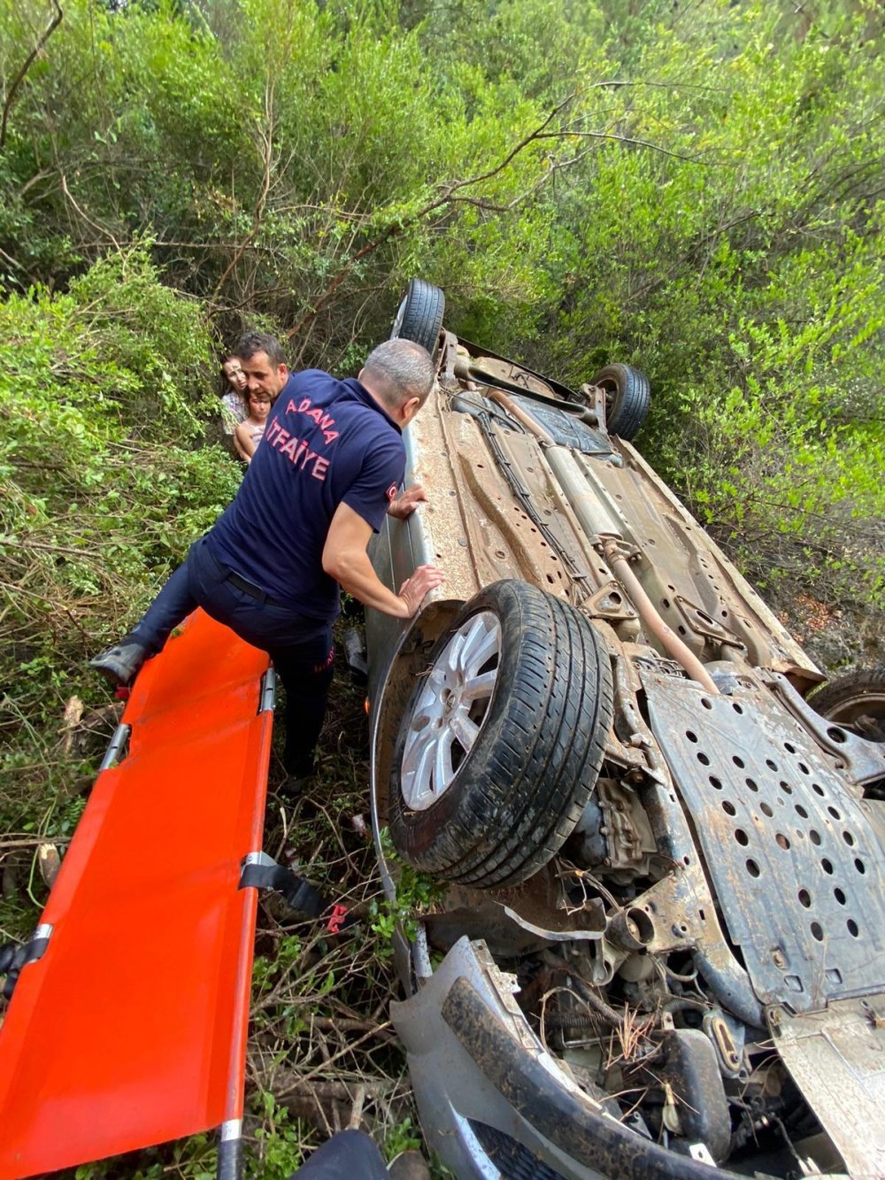 Adana'da yoldan çıkan otomobil devrildi: 7 yaralı