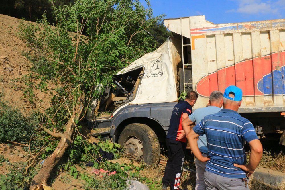 Freni boşalan kamyon yol kenarındaki ağaçlara çarparak durabildi: 2 yaralı