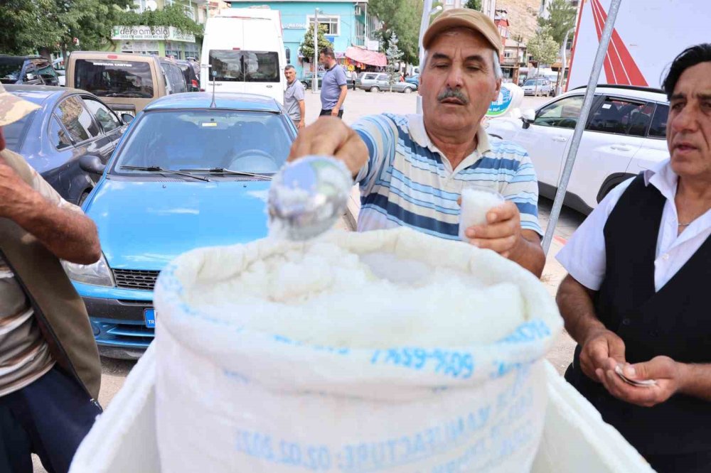 Konya'ya dağlardan kar getiriyorlar! Vatandaşlar akın etti