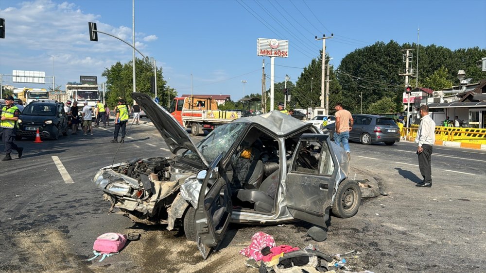 Kocaeli'de tırın çarptığı otomobildeki yaralanan çocuk, hastanede öldü