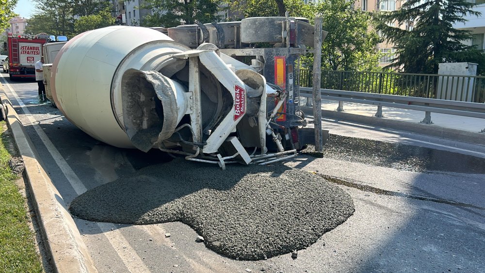 Beton mikseri devrildi! 1 yaralı