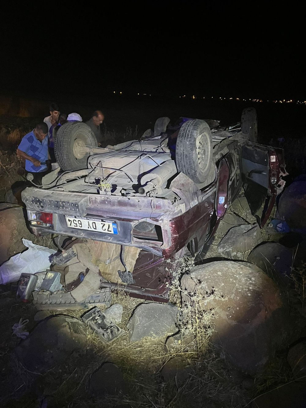 Diyarbakır’da otomobil şarampole devrildi; Baba öldü, anne ve oğlu yaralandı