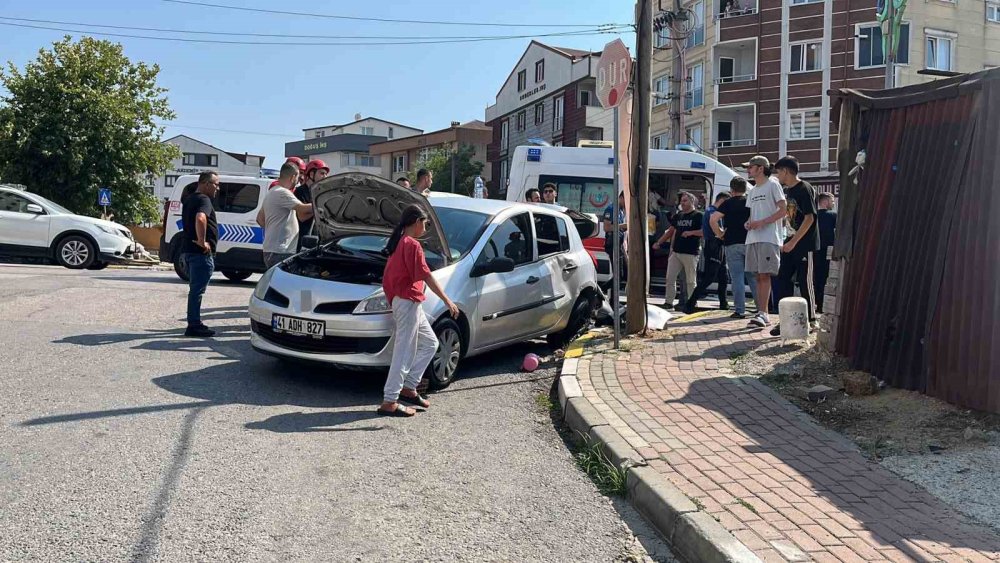 Kavşakta kaza yapan otomobil ortalığı birbirine kattı: 2’si yaya 4 yaralı