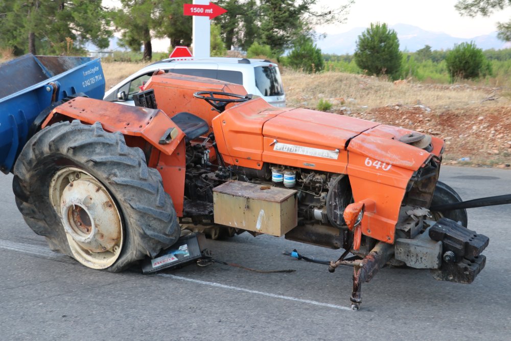 Traktör ile otomobil çarpıştı; 1 ölü, 2 yaralı