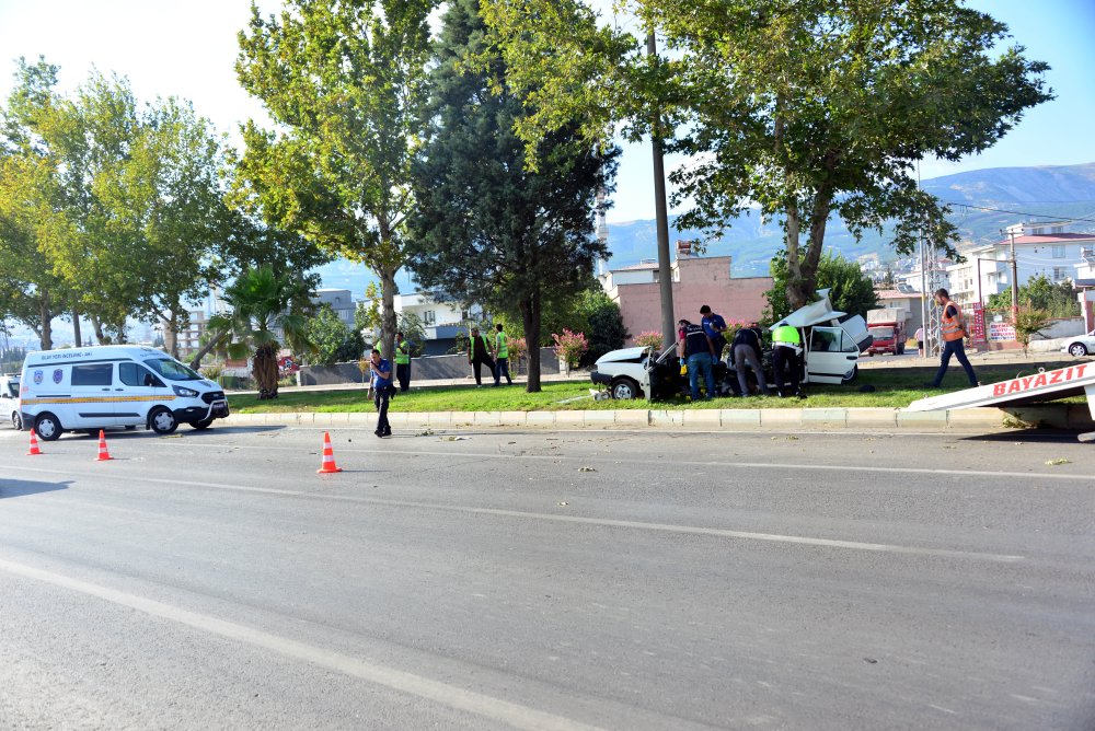 Ağaca çarpan otomobil ikiye bölündü: 1 ölü, 1 yaralı