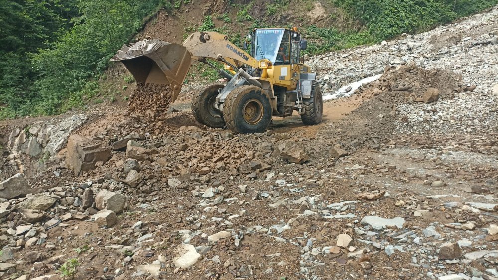 Sağanak yolları göle çevirdi (3)