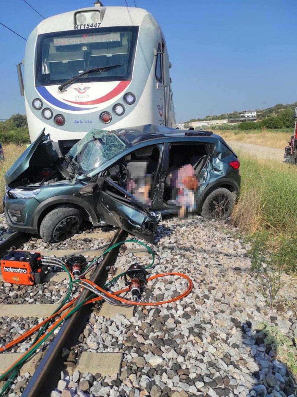 Hemzemin geçitte yolcu treninin çarptığı otomobilde ölen 3 kişi, toprağa verildi