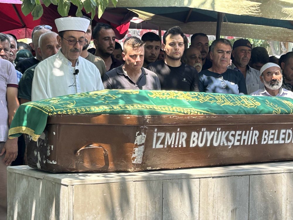 Hemzemin geçitte yolcu treninin çarptığı otomobilde ölen 3 kişi, toprağa verildi