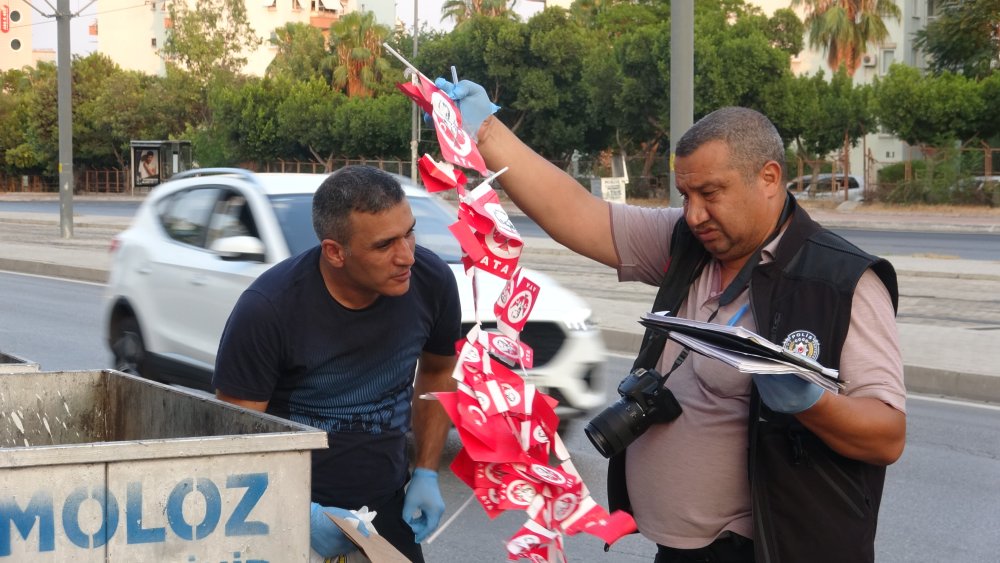 Çöp konteynerinde Türk bayrağını görünce polise haber verdi