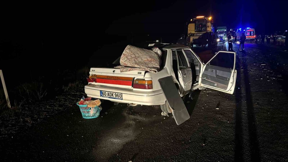 Biçerdöveri sollamak isterken karşıdan gelen araçla çarpıştı: 6 yaralı