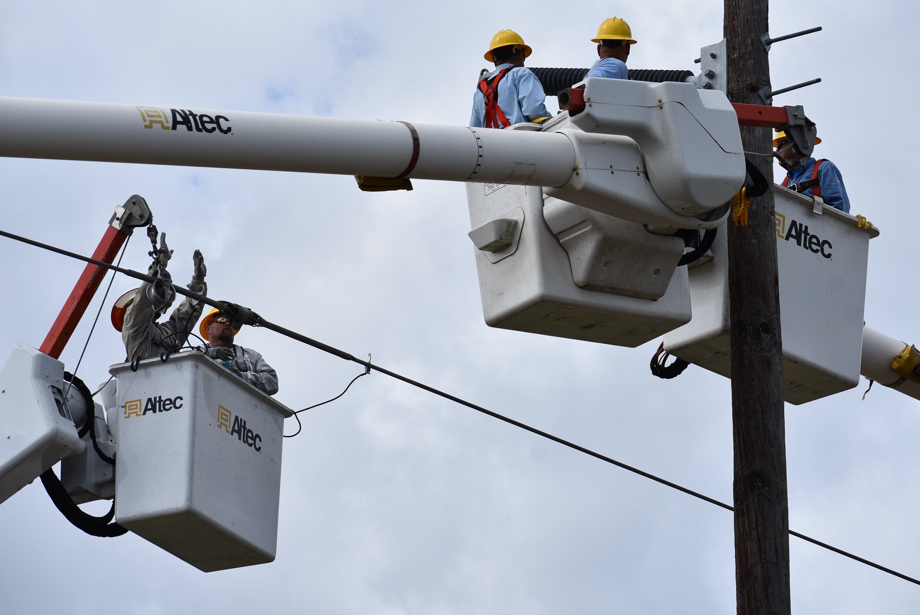 crews-working-to-fix-power-outage-credit-lcec.jpg