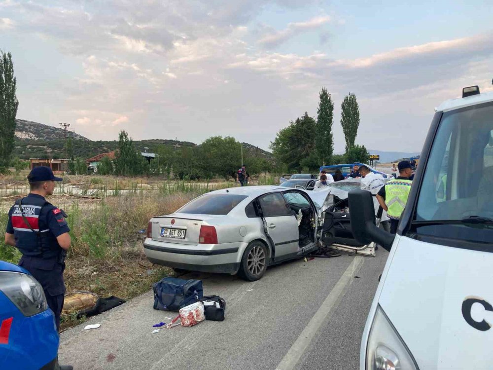 İki otomobil kafa kafaya çarpıştı: 1 ölü, 9 yaralı