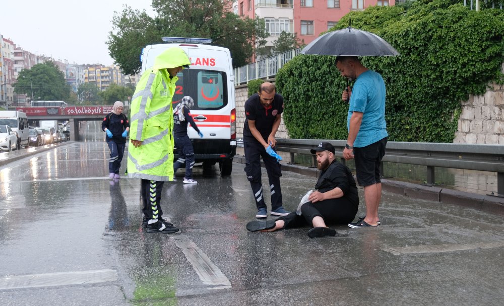 Konya'da sağanak yağış caddeleri göle çevirdi