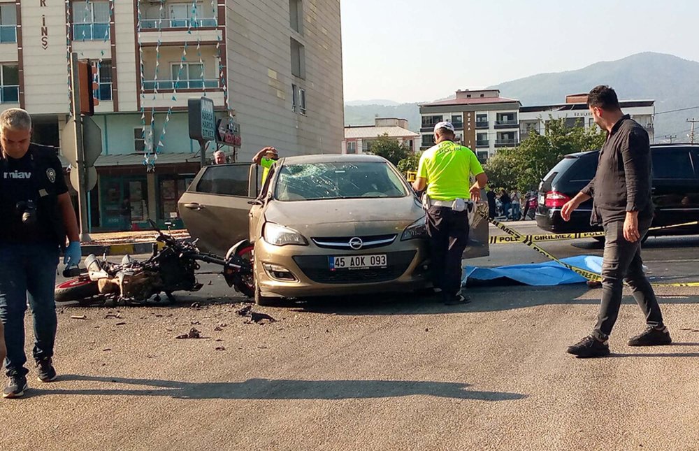 Otomobille çarpışan motosiklet sürücüsü öldü