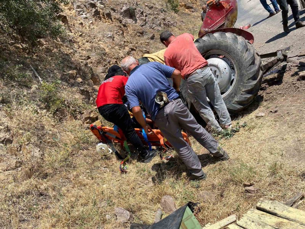 Traktör 30 metrelik şarampole uçtu: 1 ölü