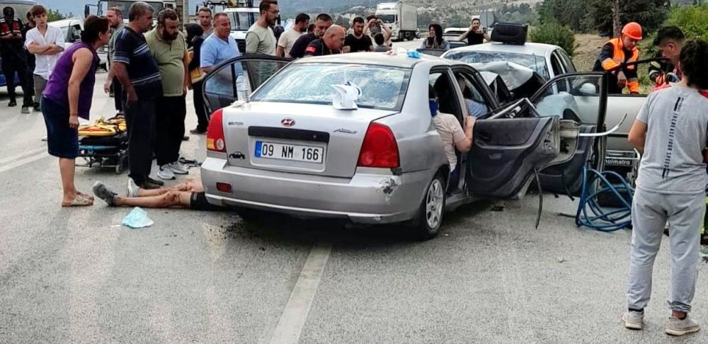 Burdur'da iki otomobi kafa kafaya çarpıştı! 2 ölü, 8 yaralı