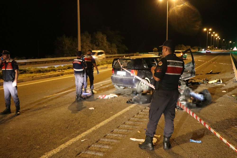 İki otomobil çarpıştı: Anne ve baba öldü, 3 çocuğu ile diğer sürücü yaralandı