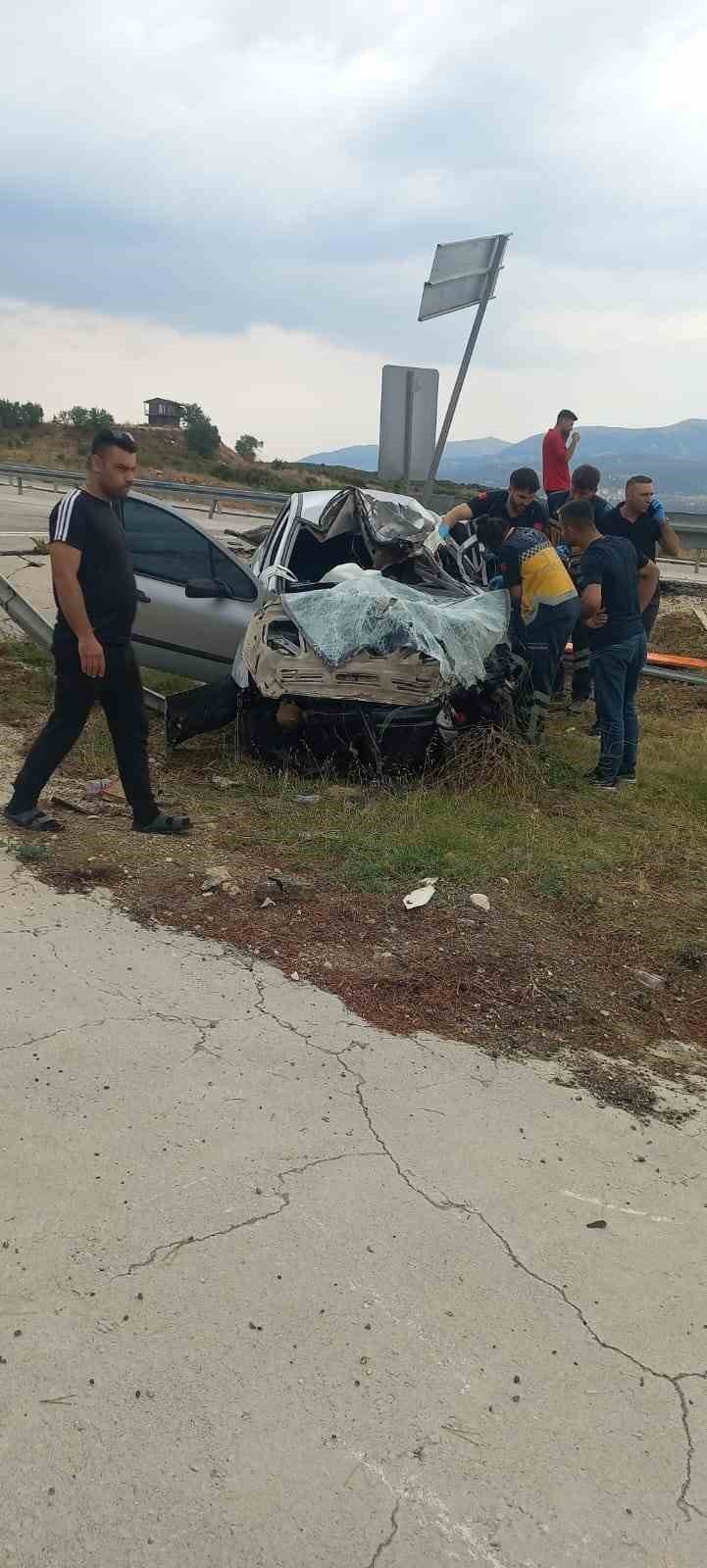 Isparta’da otomobil kamyona arkadan çarptı: 2 ölü