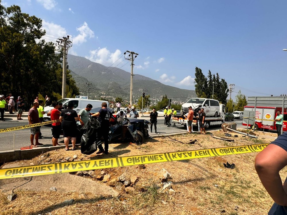 Kavşakta turist transfer minibüsüyle çarpışan otomobilin sürücüsü öldü