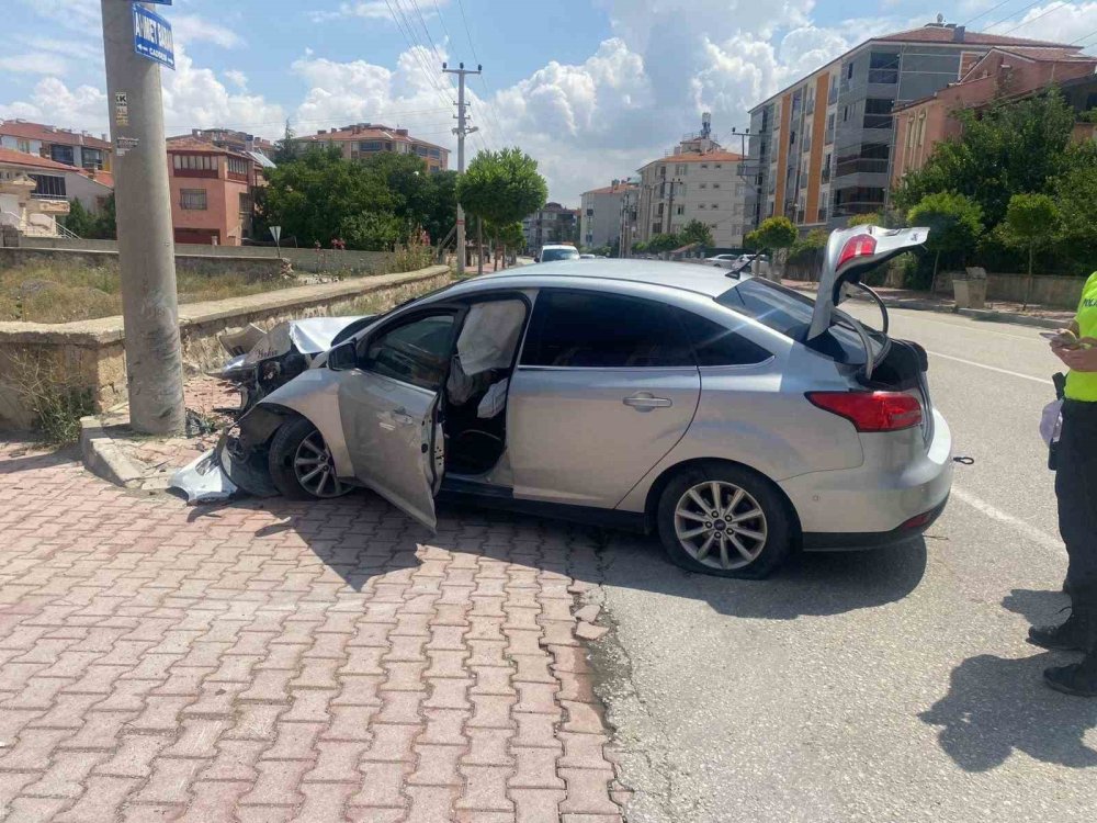 Konya'da otomobil direğe çarptı, sürücü yaralandı