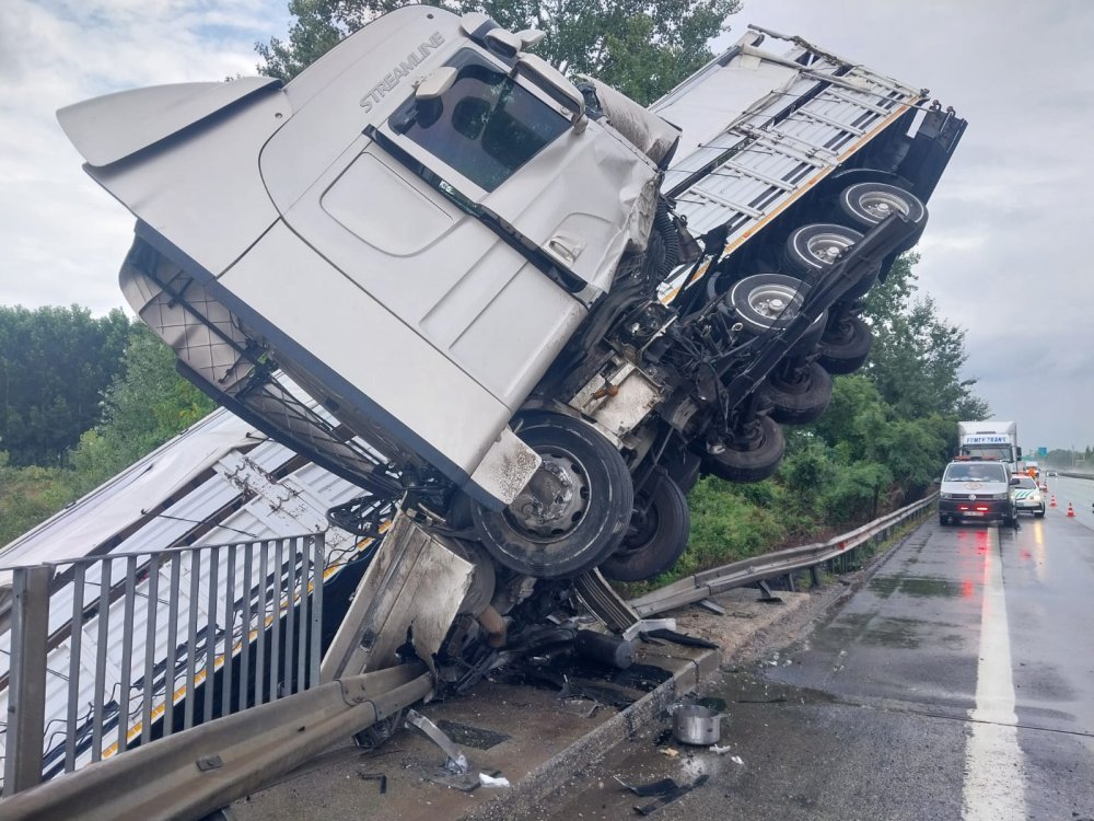 Köprüde asılı kalan TIR'ın şoförü yaralandı, 6 büyükbaş telef oldu